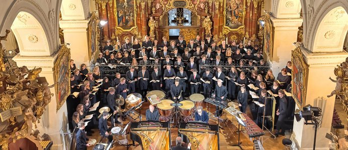 Der gesamte Chor der Kantonsschule Wettingen in der imposanten Klosterkirche Wettingen