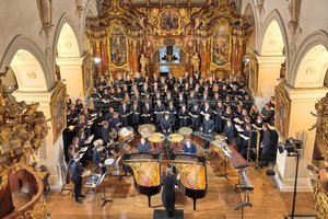 Der gesamte Chor der Kantonsschule Wettingen in der imposanten Klosterkirche Wettingen