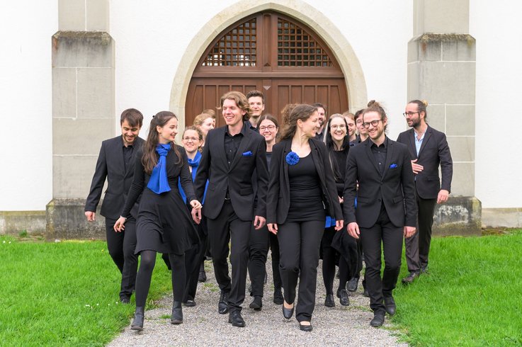 Mitglieder des Chors Vocalino Wettingen vor dem Kloster Wettingen